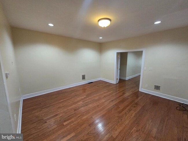 Building Photo - 147 W Douglass St