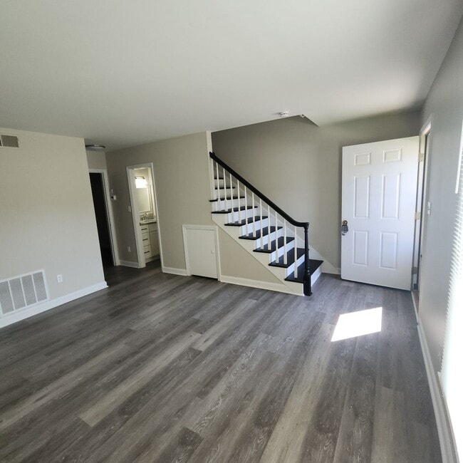 Building Photo - 2 Bedroom Townhouse Apartment FOR RENT in ...