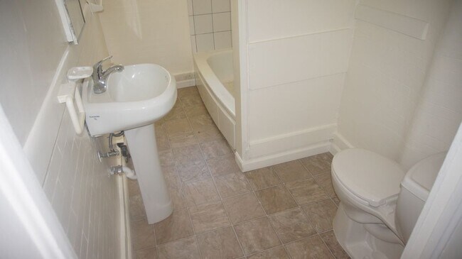Building Photo - NICE 3BR DUPLEX IN AURORA - MUST SEE