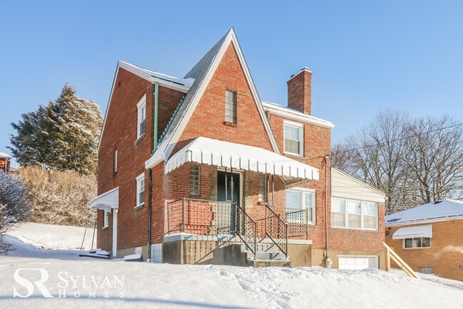 Building Photo - Charming 3BR 1.5BA brick home features a c...