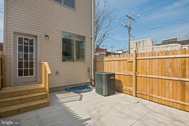 Building Photo - 1847 E Huntingdon St