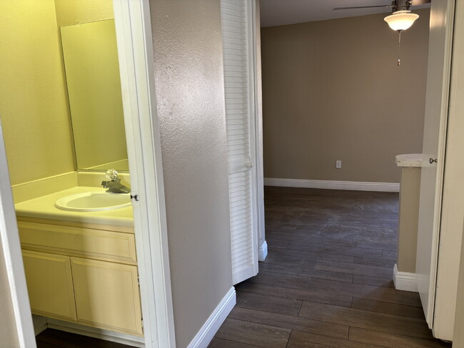 Foto del edificio - 2-Story, 2-Bedroom Condo Available for Rent