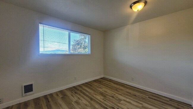 Foto del edificio - 624 NE Housley Ave