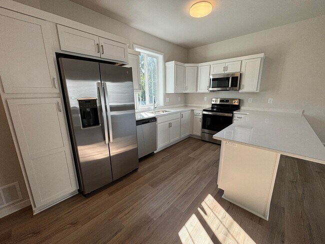 Foto del edificio - NEW CONSTRUCTION - 3 bdrm/2 bath townhomes...