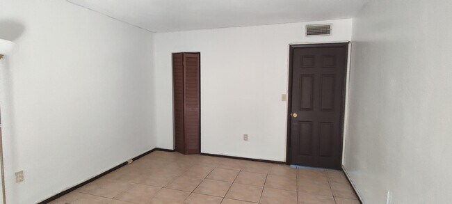 Foto del edificio - 6900 N Kendall Dr