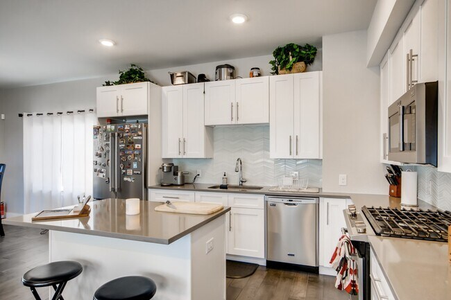 Kitchen 2 Island - 1367 Knox Ct