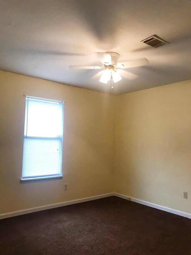 Building Photo - Cute Ranch with Spacious Floor Plan!