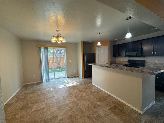 Building Photo - MOVE IN TODAY! Single level floorplan in d...