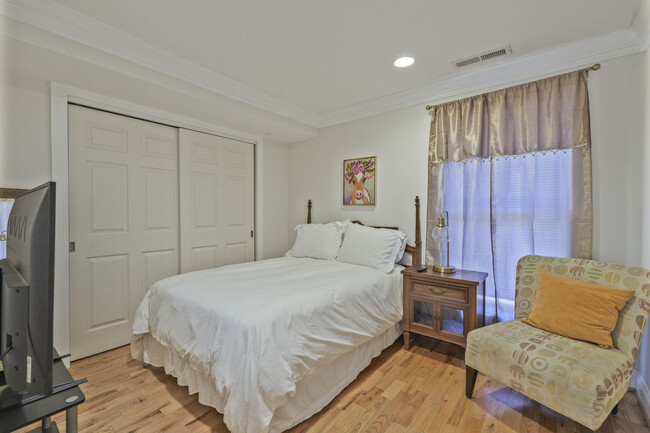 Foto del edificio - 5924 Mayflower Ct