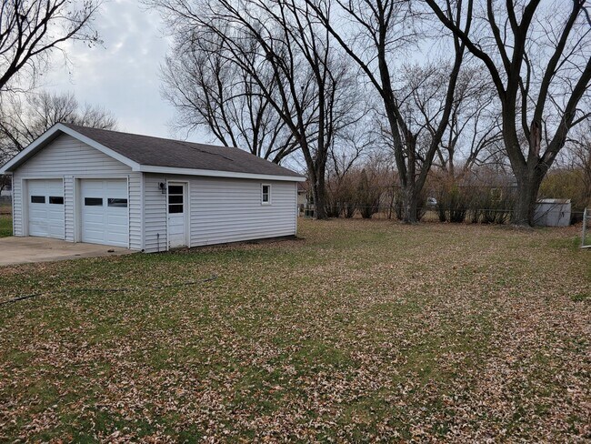 Building Photo - 2023 Valley Park Dr