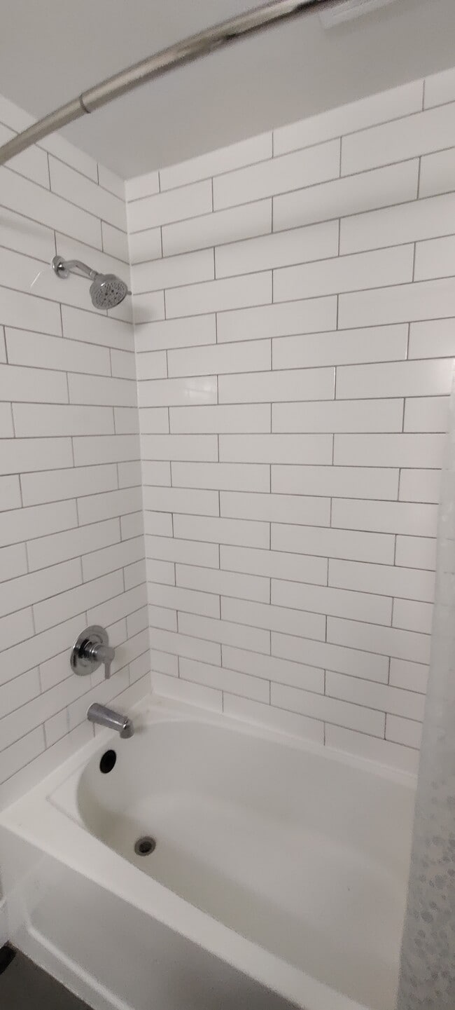 Building Photo - Spacious 3BR Apartment with Modern Finishes & Bright Open Layout