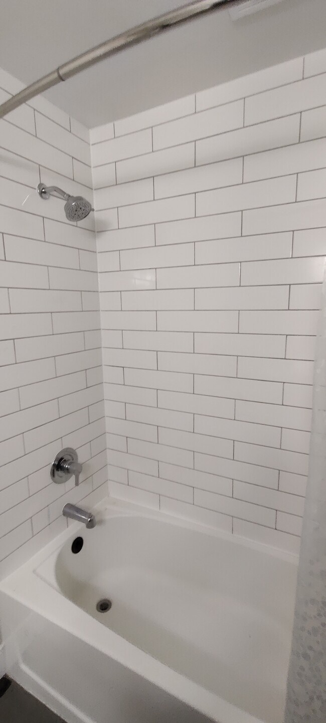 Photo du bâtiment - Spacious 3BR Apartment with Modern Finishes & Bright Open Layout