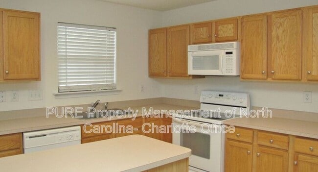 Building Photo - 18554 Oakhurst Blvd