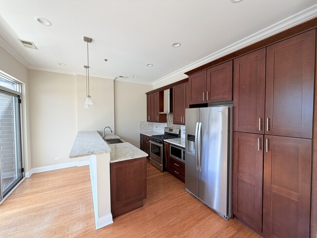 Building Photo - 1002 W Van Buren St