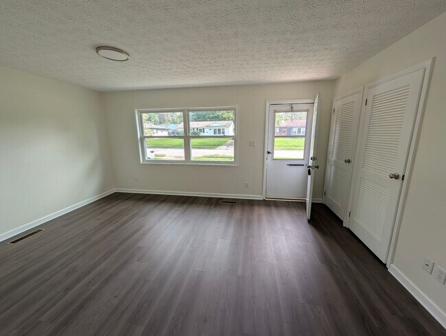 Building Photo - 1055 Cottingham Rd