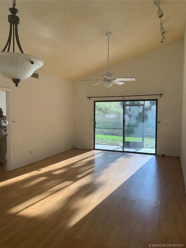 Building Photo - 453 Lakeview Dr