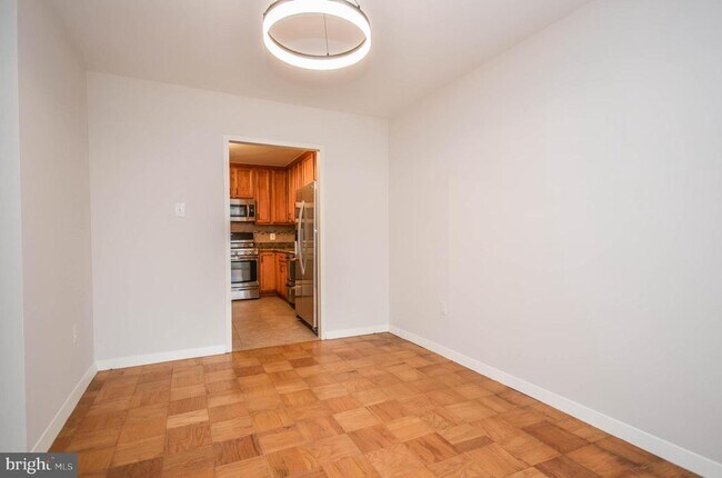 Foto del edificio - 3001 Veazey Terrace NW