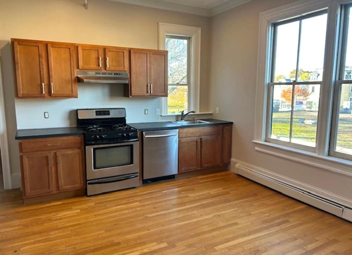 Primary Photo - 52 Parkis Ave