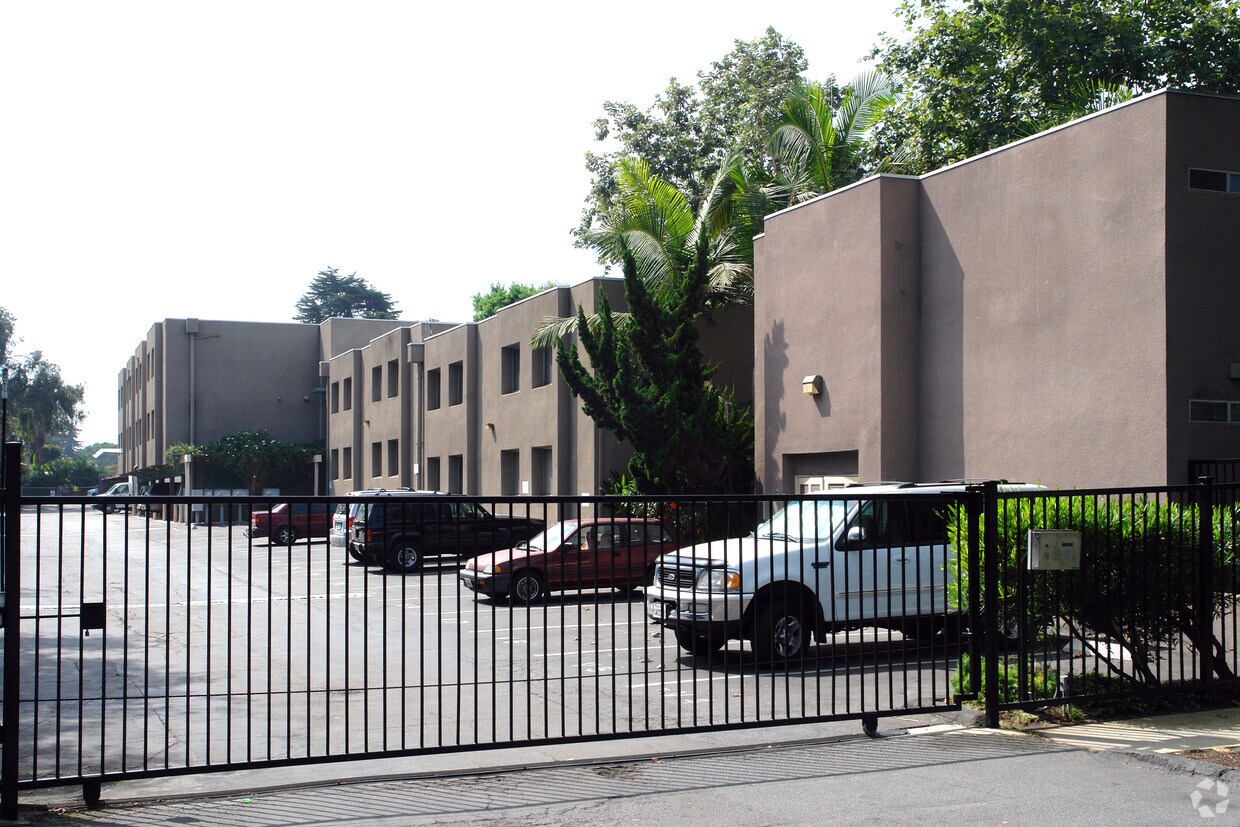Primary Photo - 121-123 W Glaucus St