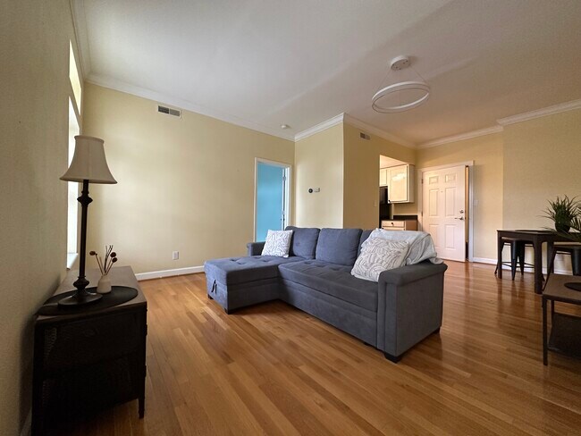 Foto del edificio - 5636 Waterman Blvd