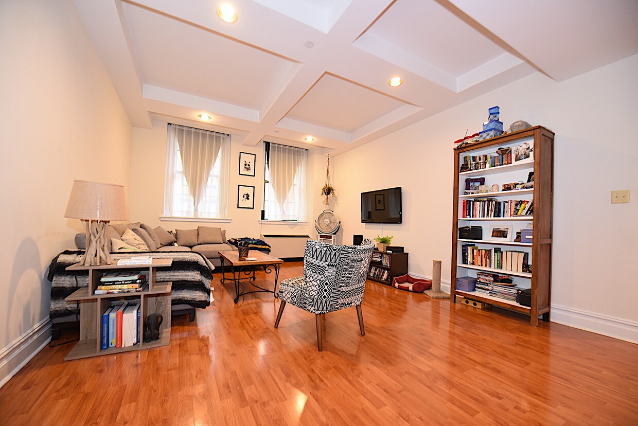 Primary Photo - 4502 Ditmars Blvd
