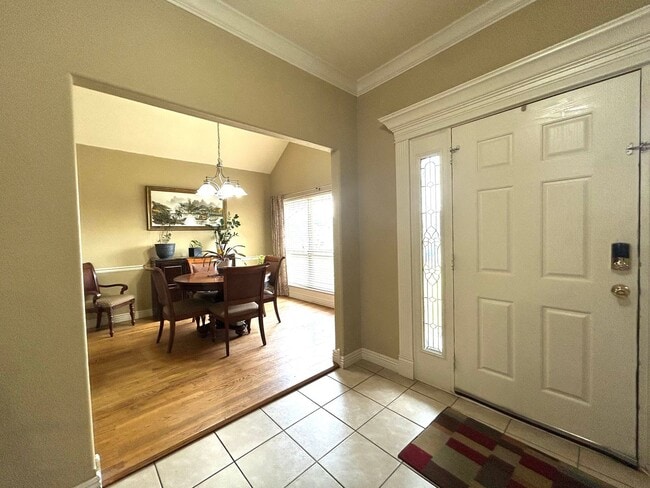 Building Photo - 4 Bedroom 2 Bathroom home