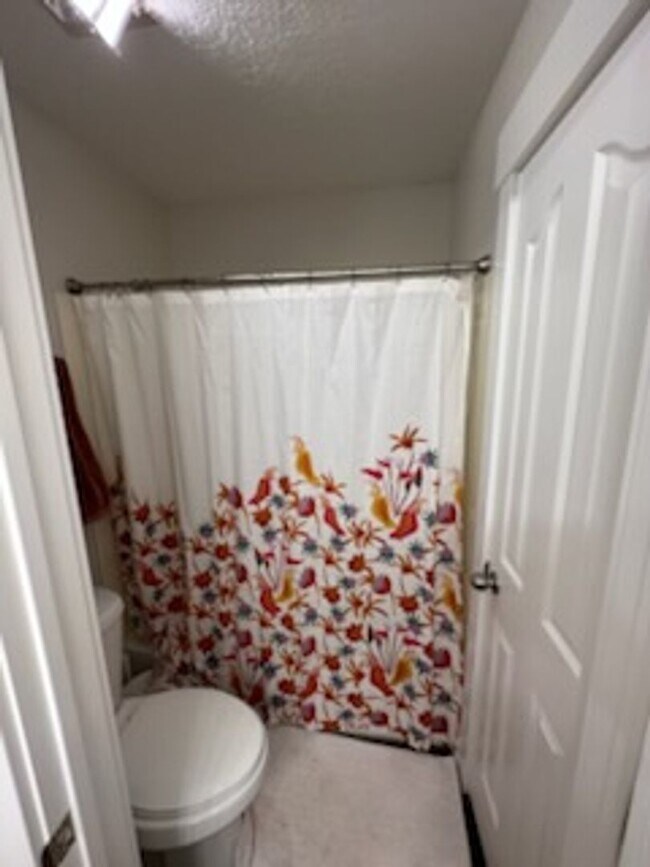 Building Photo - Come take a look at this beautiful townhome