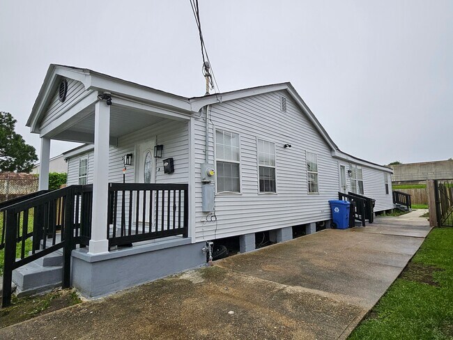 Foto del edificio - 5716 Warrington Dr