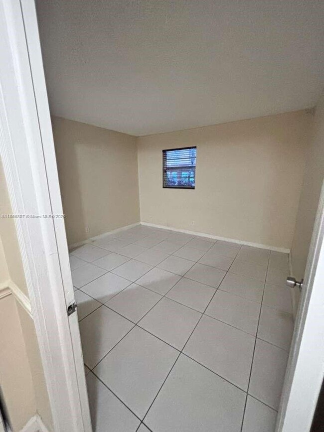 Building Photo - 430 Commodore Dr