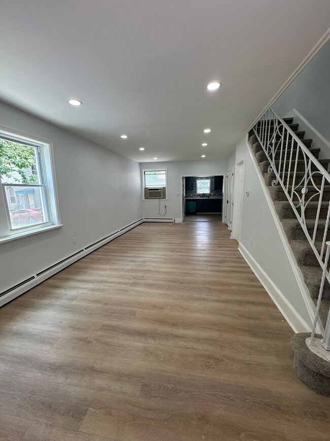 Building Photo - Renovated 3 Bed, 1 Bath Townhome