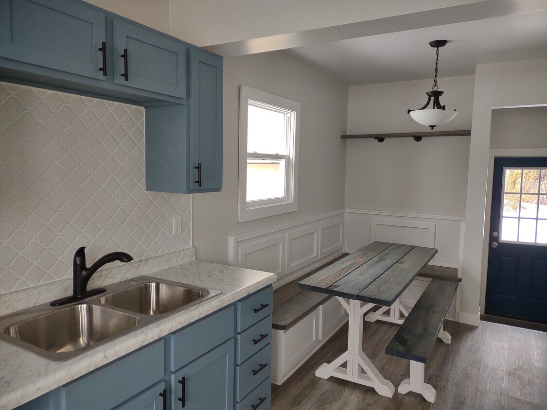 Built in breakfast nook - 1098 W Broadway Ave
