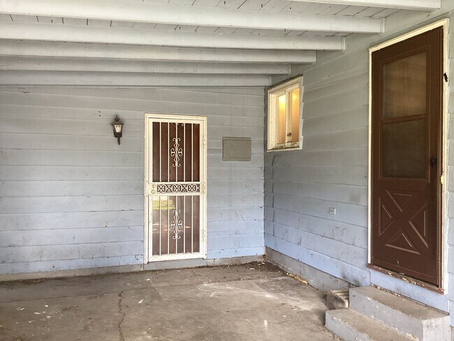 Building Photo - 4 Bedroom Single Family Home