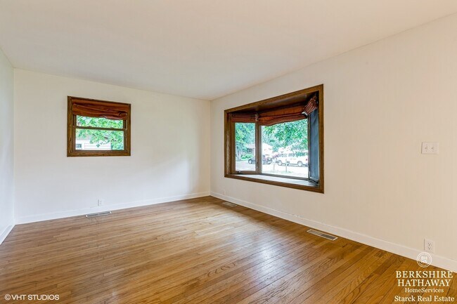 Foto del edificio - 361 Davis Rd