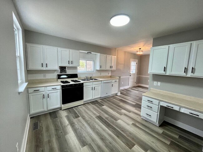 Building Photo - 4 Bedroom 2 bath house in Alton