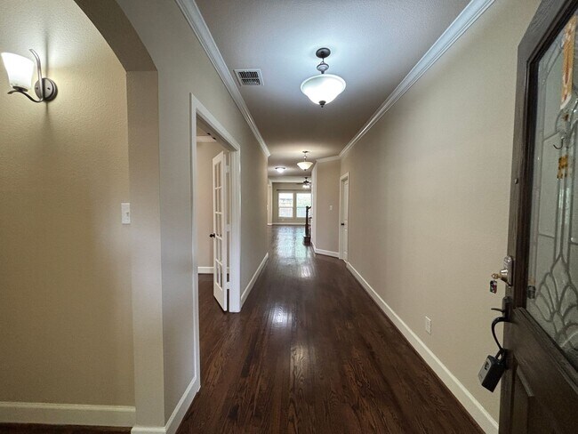Foto del edificio - 5 BR/4BA | Updated Single Family Home | 2-Car Garage | Gated backyard