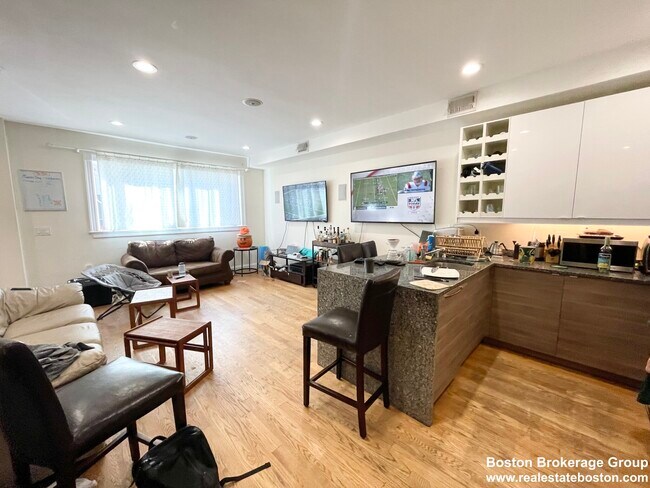 Building Photo - 275 Dorchester St