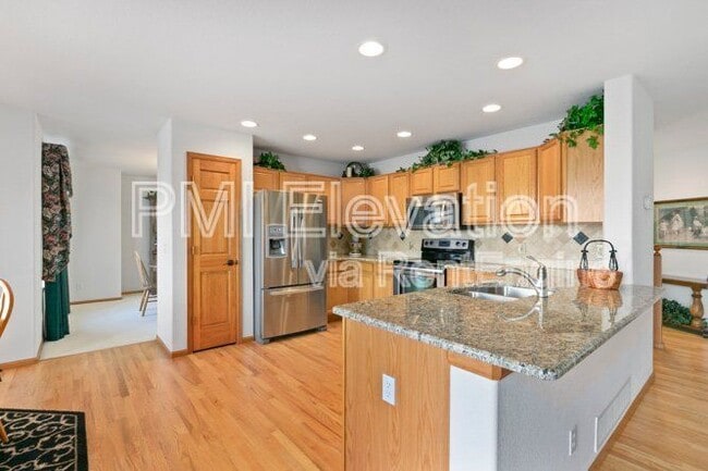 Building Photo - 829 W Sparrow Hawk Dr