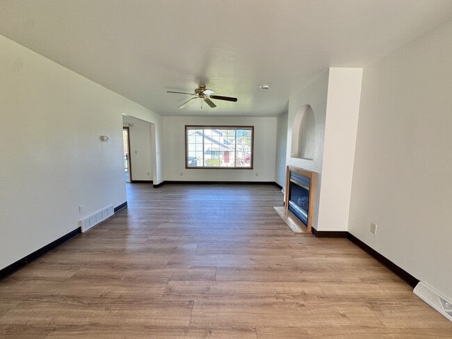 Building Photo - 1584 Cardinal Ln