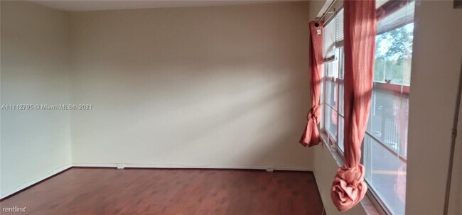 Foto del edificio - 1 br, 1 bath Condo - 13475 SW 9th St Apt A...