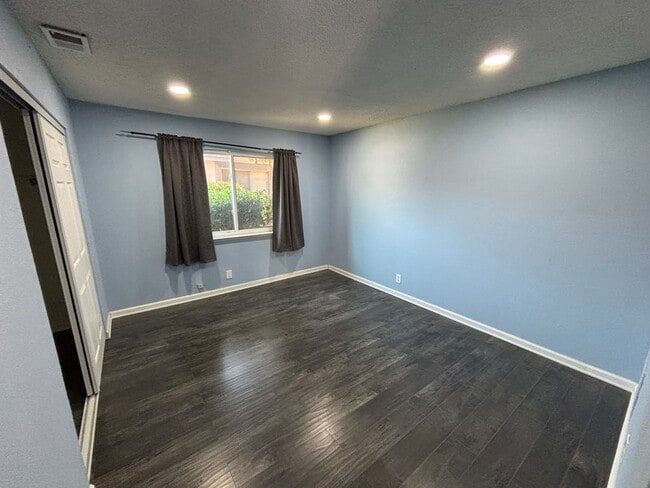 Building Photo - 498 Ginkgo Ct