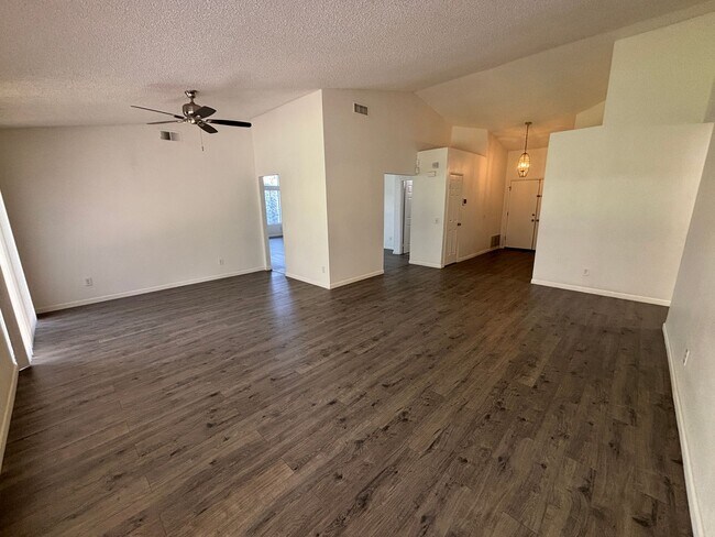 Foto del edificio - Newly renovated 4 bedroom in canyon crest!