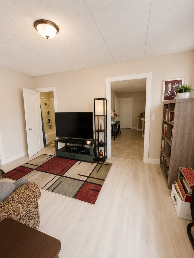 Foto del edificio - AVAILABLE Immediately - 2 BED 1 BATH