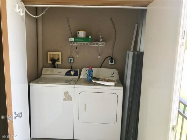 Building Photo - 1 br, 1 bath Condo - 11600 SW 2nd St Apt 212