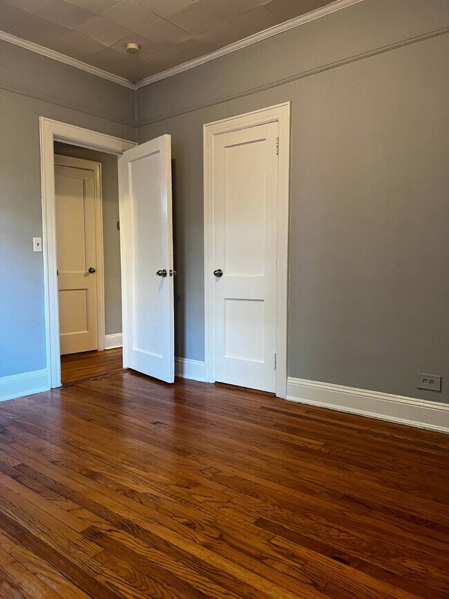 Foto del edificio - 576 Warburton Ave