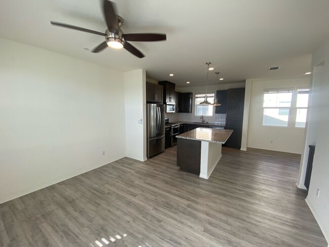 Foto del edificio - 3-Story Townhome w/ 2 Car Garage in New Co...