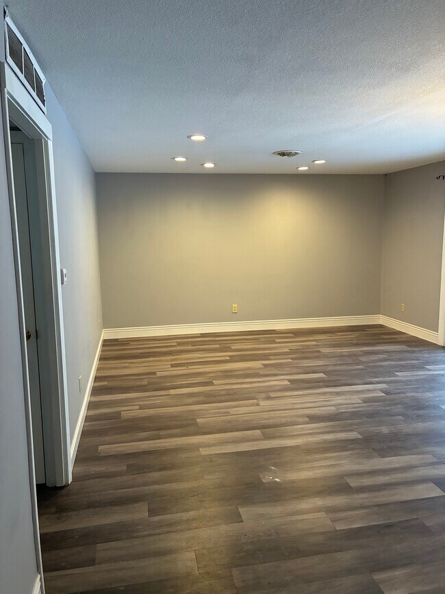 Foto del edificio - 4317 E State Blvd