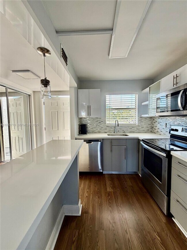 Foto del edificio - 8350 Sunrise Lakes Blvd