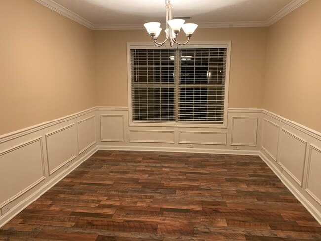 Desperate Dinning Room - 291 Ransom Trce