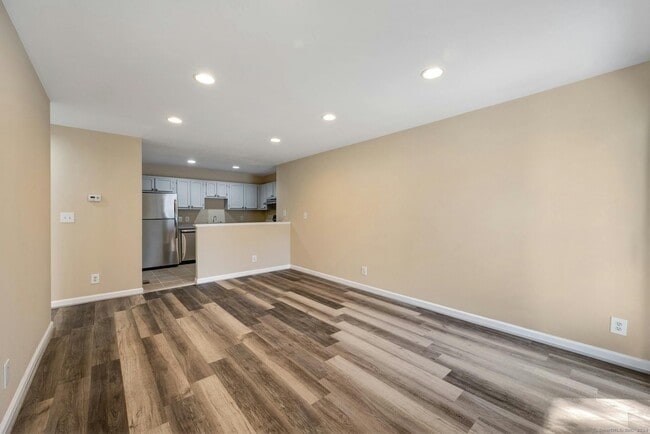 Building Photo - 170 Forest St