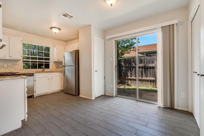 Building Photo - 11906 Sunhillow Bend